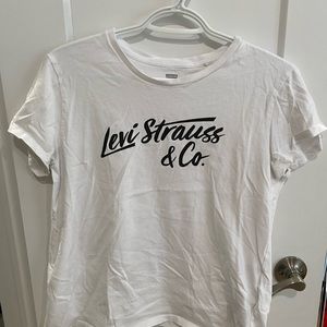 levi’s t-shirt
